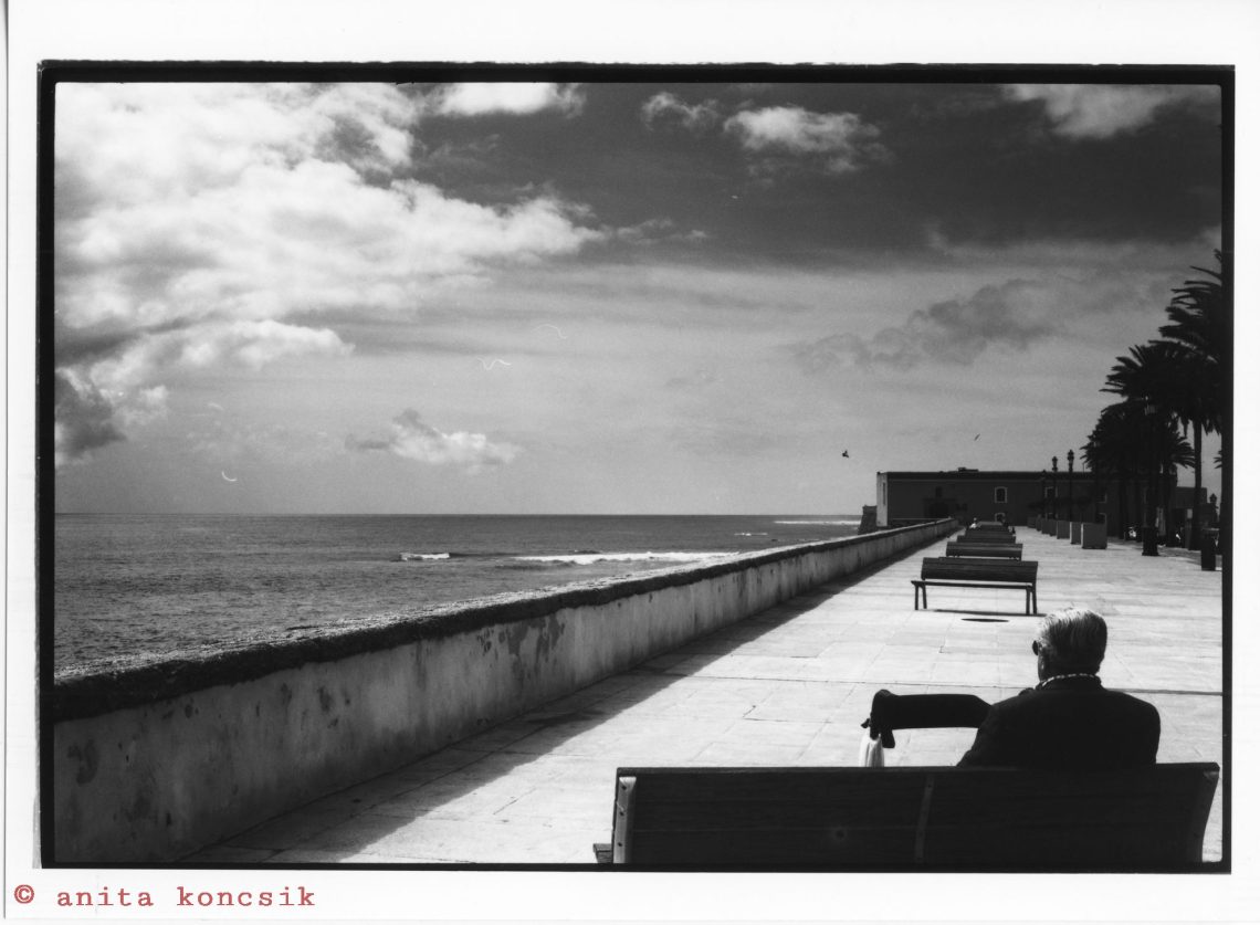 cádiz beach lonely benches sea